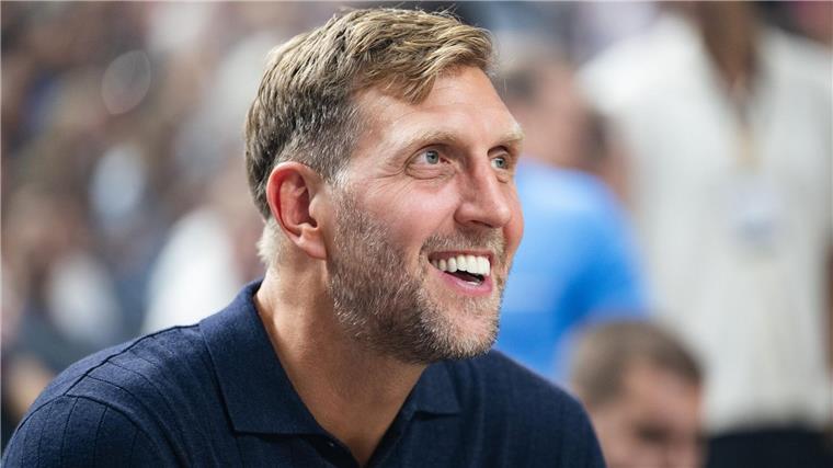 Auf den Zuschauerrängen: Dirk Nowitzki.