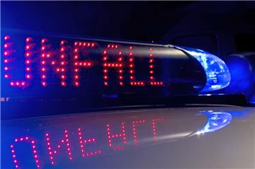 Auf der A1 bei Oyten ist ein Polizeiauto auf einen Laster aufgefahren.