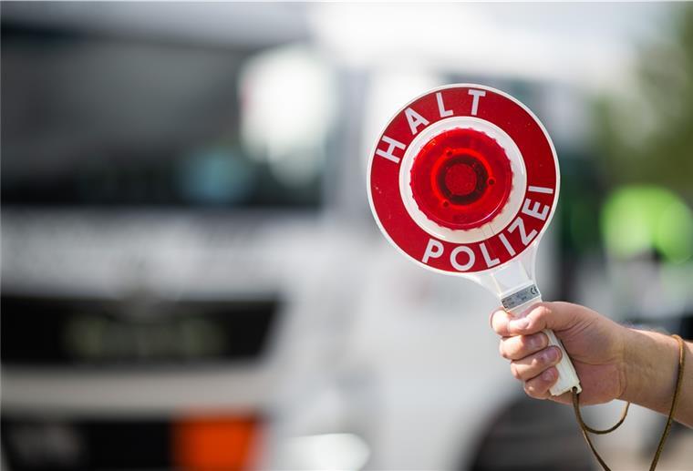 Auf der A1 bei Sittensen stoppte die Polizei am Wochenende zahlreiche Lastwagen, um sie zu kontrollieren. 