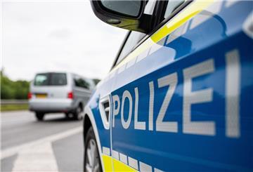 Ein Streifenwagen der Polizei steht auf einer Straße.