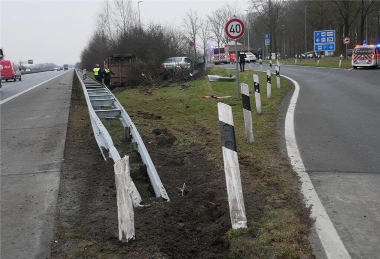 Unfall mit Pferdeanhänger auf der A1 Richtung Bremen - Tier in kritischem Zustand Auf der A1 ist ein Pferdeanhänger bei einem Unfall umgekippt. Das Tier wurde verletzt, sein Zustand ist kritisch. Auch die Pkw-Insassen kamen mit Verletzungen ins Krankenhaus.