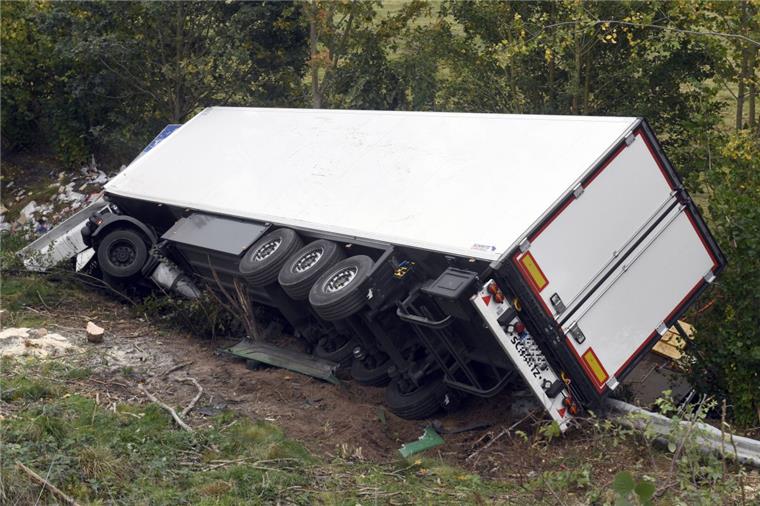 Auf der A27 - Anschlussstelle Bremerhaven-Süd - ist am Freitag ein Sattelzug verunglückt.