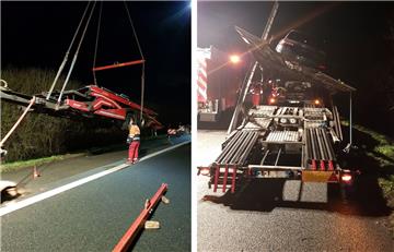 Auf der A27 bei Bremerhaven musste der Anhänger eines Autotransporters geborgen.