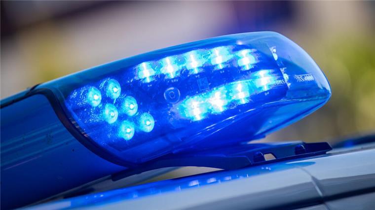 Rund 20 Fahrzeuge sollen andere Autofahrer ausgebremst haben Ein Blaulicht ist auf dem Dach eines Polizeifahrzeugs zu sehen. Auf der A27 bei Hagen soll eine Fahrzeuggruppe andere Verkehrsteilnehmer behindert haben.