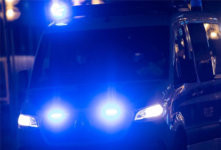 Glätteunfälle auf der A27: Lkw-Fahrer flüchtet und wird dann doch erwischt Polizisten fahren am letzten Tag vor dem Lockdown kurz nach Ladenschluss durch die menschenleere Fußgängerzone.