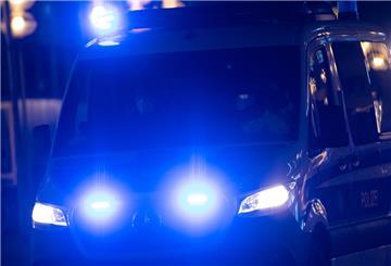 Polizisten fahren am letzten Tag vor dem Lockdown kurz nach Ladenschluss durch die menschenleere Fußgängerzone. 