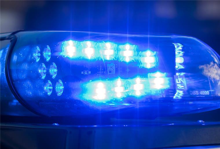 A27: Auto gerät ins Schleudern - ein Verletzter Das Blaulicht auf einem Fahrzeug der Polizei