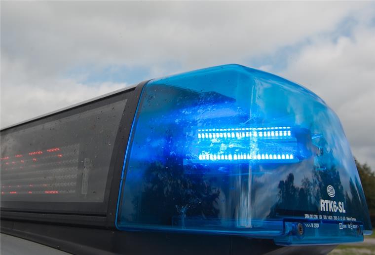 A27: Mehrere Glätteunfälle bei Uthlede Ein Blaulicht leuchtet auf einem Polizeifahrzeug, aufgenommen am 11.10.2011 in Straubing (Niederbayern)