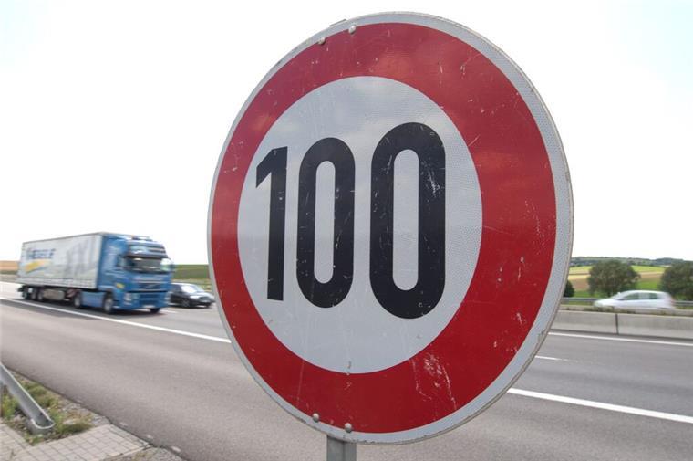 Ein Laster und Autos fahren auf einer Autobahn an einem Tempo-100-Schild vorbei. Auf der A27 gilt seit dieser Woche zwischen Neuenwalde und Debstedt eine neue Höchstgeschwindigkeit von 100 km/h. Grund ist der marode Zustand der rechten Fahrspur. Eine umfassende Sanierung ist erst für 2026 geplant.