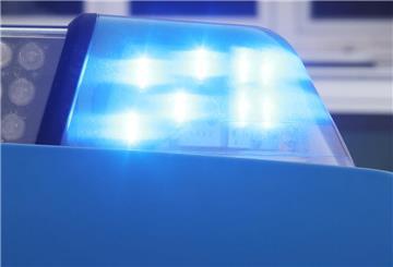 Auf der A27 hat ein Auto Feuer gefangen.