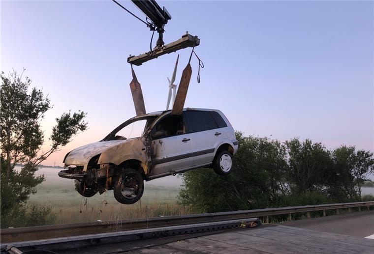 Bremerhaven, A27: Auto brennt auf der Moorbrücke aus Auf der A27 in Bremerhaven ist ein Auto ausgebrannt.