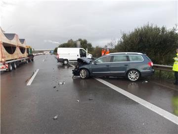 Auf der A27 ist es am Freitagmorgen zu einem Unfall mit sehr hohem Sachschaden gekommen. 