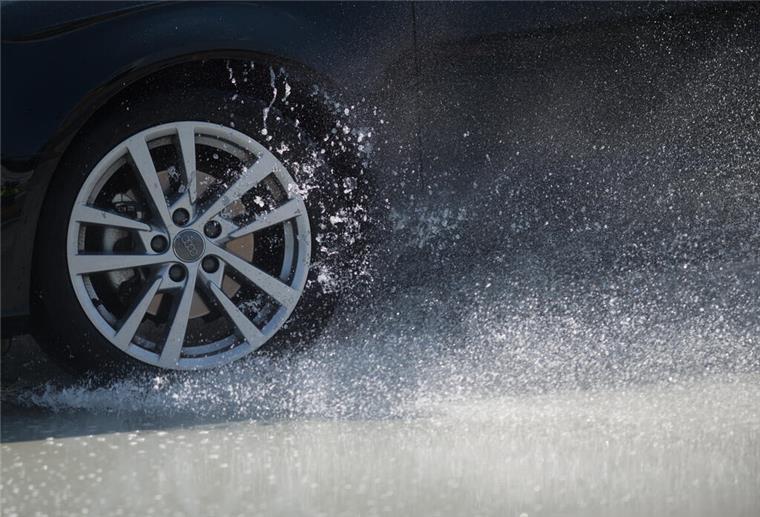 50.000 Euro Schaden bei Aquaplaning-Unfall Zum Themendienst-Bericht vom 28. September 2022: Sicher durch den Regen: Fahren auf nassen Straßen verlangt nach gefühlvollem Umgang mit Gas, Bremse und Lenkung - und nach mehr Abstand.