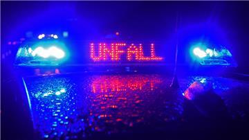 Polizei-Blaulicht bei Unfallaufnahme. Auf der A27 kam es am Freitagmorgen zu einem Unfall zwischen einem Lkw und einem Pkw. Die 26-jährige Autofahrerin wurde leicht verletzt, ihr Fahrzeug musste abgeschleppt werden.