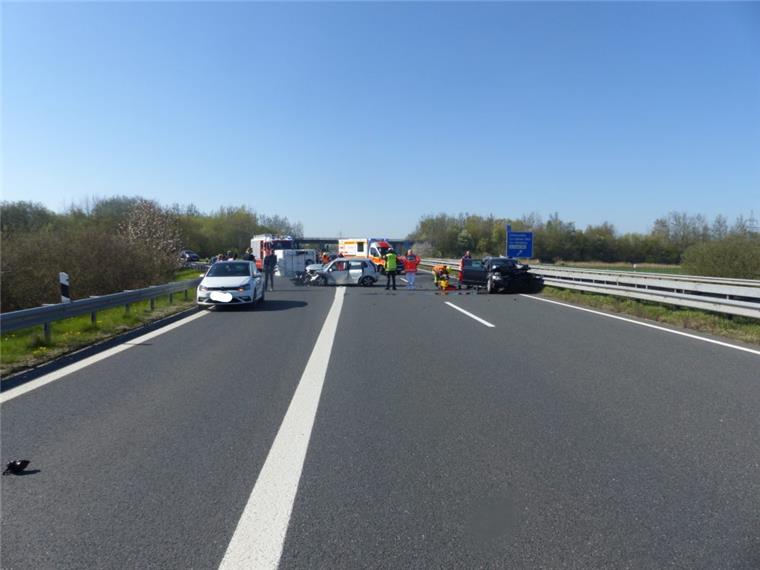 Altenwalde: Falschfahrer auf der A27 verursacht schweren Unfall Auf der A27 kam es an der Anschlussstelle Altenwalde am Ostersonntag durch einen Falschfahrer zu einem schweren Verkehrsunfall.