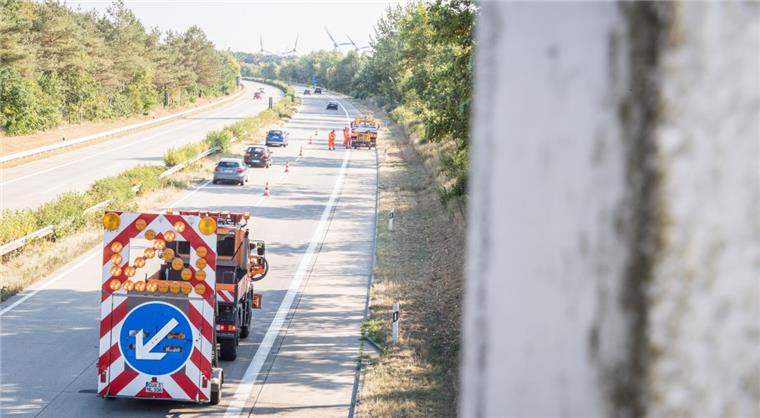 Vorsicht Autofahrer! Hitze lässt Beton auf A27 im Cuxland platzen Auf der A27 sind Betonplatten teilweise geplatzt. Die Polizei hat eine Fahrbahn bei Nordholz abgesperrt.
