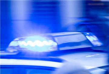 Das Blaulicht eines Polizeiautos ist zu sehen.  Unbekannte Täter haben auf einem Rastplatz der A27 erneut Lkw-Planen aufgeschlitzt. Die Polizei ermittelt und bittet um Hinweise aus der Bevölkerung.