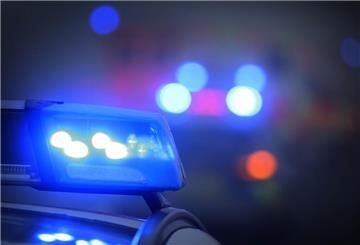  Ein Polizeiauto mit eingeschaltetem Blaulicht steht an einer Unfallstelle. Auf der A27 wurden in einer Nacht mehrere Fahrräder auf die Fahrbahn geworfen. Autos kollidierten, verletzt wurde zum Glück niemand.