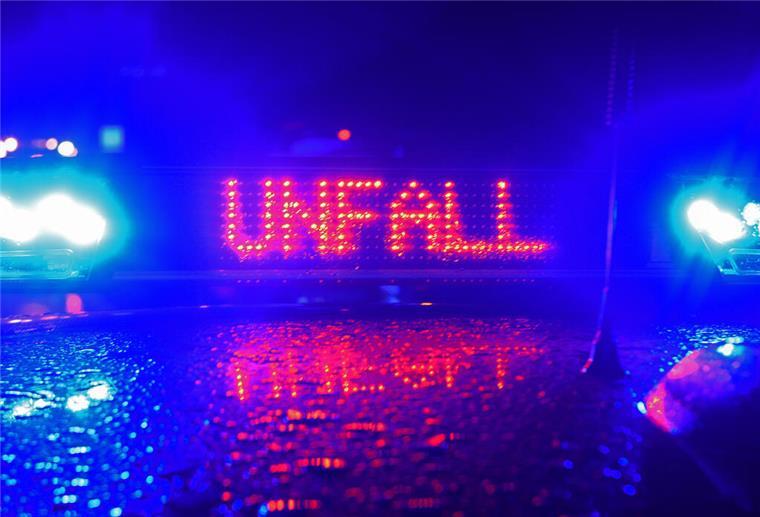Sperrung auf der A27 aufgehoben: Trotzdem weiter Vorsicht geboten "Unfall" in roten LED-Leuchtbuchstaben steht zwischen zwei Blaulichtern auf dem Dach eines Polizeiwagens