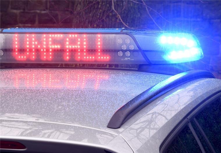 Oldenburg: Mann auf A29 angefahren und tödlich verletzt Blaulicht Polizeifahrzeug
