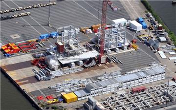 Auf der ABC-Halbinsel im Bremerhavener Kaiserhafen wird eine Brech- und Siebanlage aufgebaut.