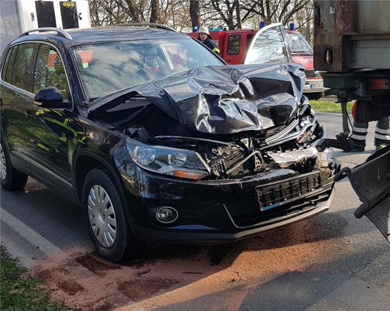 Loxstedt: Autofahrerin bei Auffahrunfall verletzt Auf der alten B6 in Loxstedt hat's gekracht.