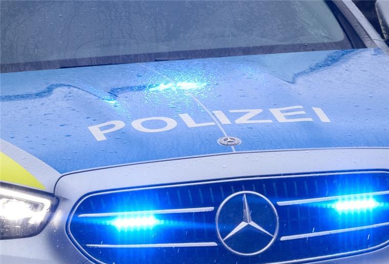 46-Jähriger verursacht doppelten Auffahrunfall in Cuxhaven Ein Auto mit dem Schriftzug Polizei.