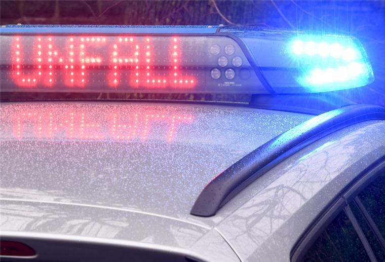 Bremen: Unfall auf A27 - Auto schleudert in Gegenverkehr Blaulicht Polizeiauto