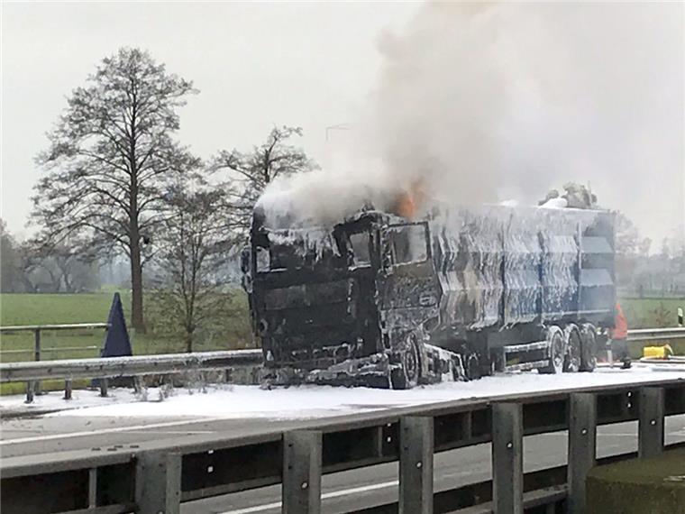 Auf der Autobahn bei Bockel stand dieser Laster in Flammen. Die Feuerwehr hat die Lage unter Kontrolle. 