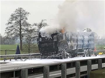 Auf der Autobahn bei Bockel stand dieser Laster in Flammen. Die Feuerwehr hat die Lage unter Kontrolle. 
