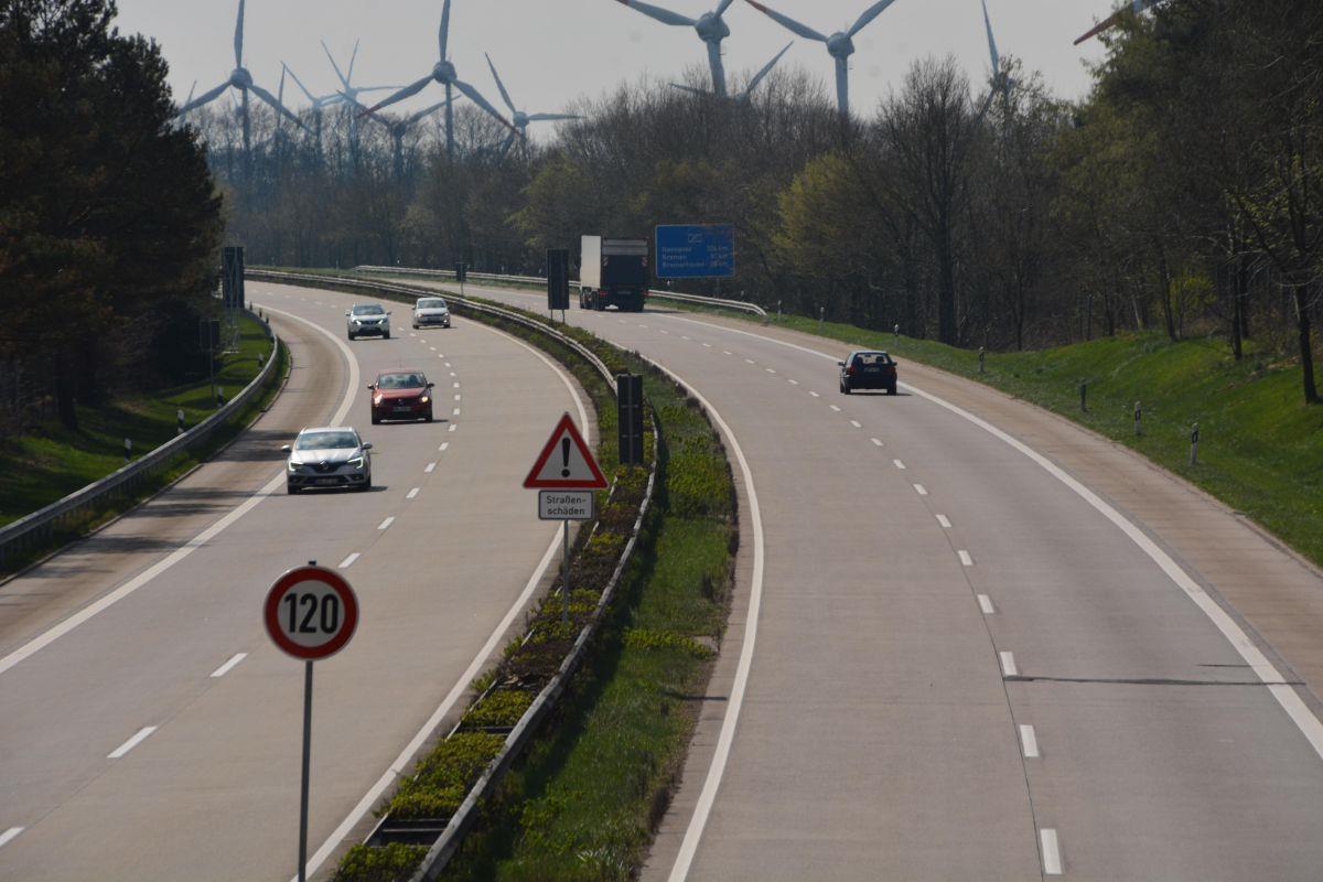 A27: Ab sofort Tempolimit zwischen Debstedt und Altenwalde Auf der Autobahn zwischen Debstedt und Altenwalde gilt in beiden Richtungen ein Tempolimit.