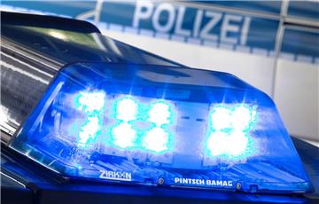 Auf der B 212 in Brake gibt es Staus, weil ein Lastwagen Klärschlamm verloren hat. 