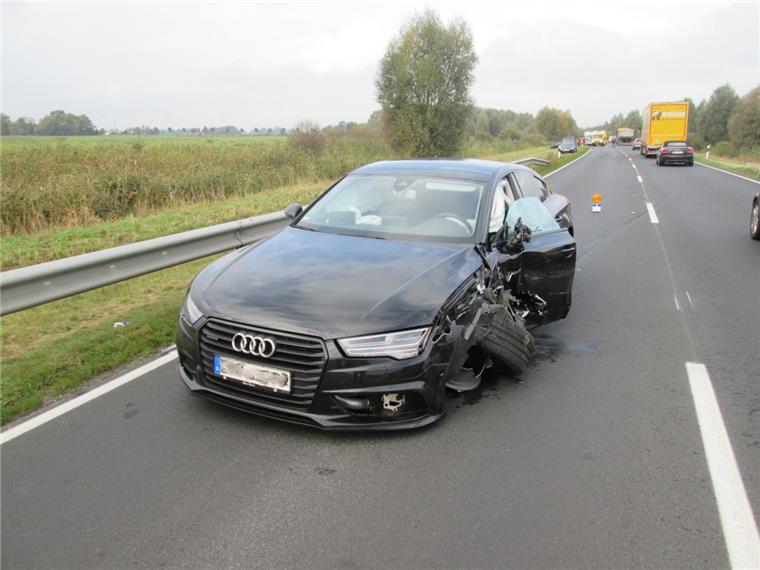 Wesermarsch: Zwei Verletzte nach Unfall auf der B212 Auf der B212 haben sich ein Audi und ein VW gerammt. Die Fahrer wurden dabei leicht verletzt.