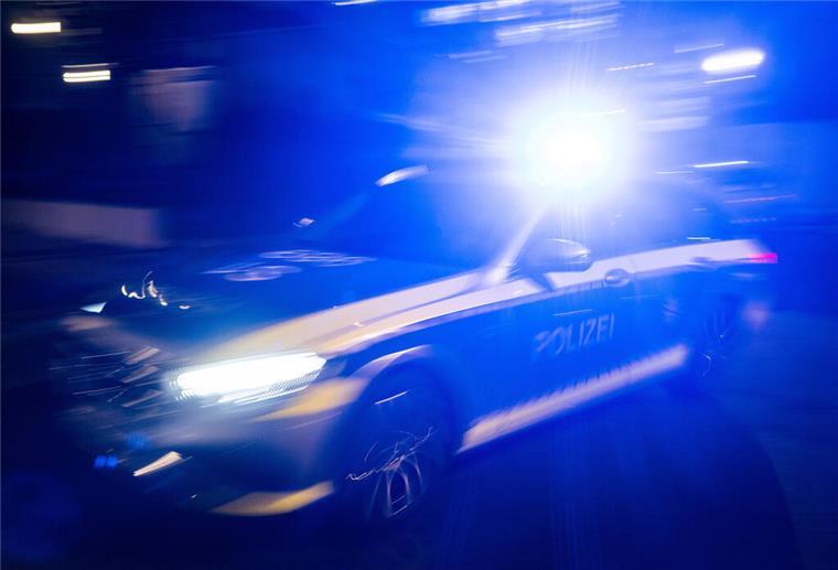 Riesen-Metallstange auf B212 verloren - Unfall mit nachfolgendem Auto Auf der B212 kam es zu einem Unfall.