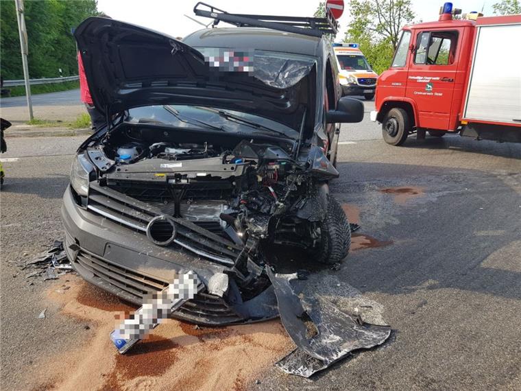 Verkehrsunfall und Sperrung auf der B437: Lange Staus am Wesertunnel Auf der B437 hat es am Mittwochnachmittag gekracht.