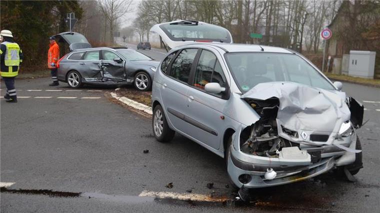 Schwerer Verkehrsunfall bei Hemmoor: Zwei Fahrer im Krankenhaus Auf der B495 bei Hemmoor hat es am Dienstagmorgen gekracht.