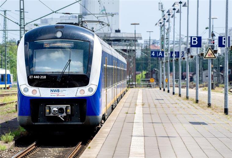 Schienenersatzverkehr zwischen Bremen und Bremerhaven: Ab heute fallen Züge aus! Auf der Bahnstrecke zwischen Bremen und Bremerhaven kommt es aufgrund von Baumaßnahmen zu Zugausfällen.