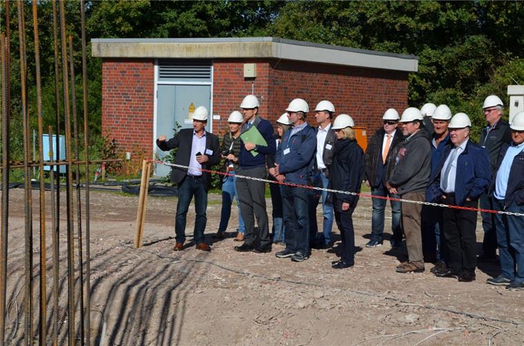 Wesermarsch: Rückbau des Kernkraftwerks dauert noch 14 Jahre Auf der Baustelle erläuterte Projektleiter Randolf Okrey (links) den Gästen, wie das neue Zwischenlager entsteht.