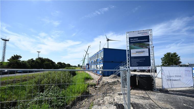 Auf der Baustelle im Emder Hafen beginnt mit den ersten Rammarbeiten ein Projekt, das dem Standort dringend benötigte Kapazitäten für große Schiffe bringen soll.
