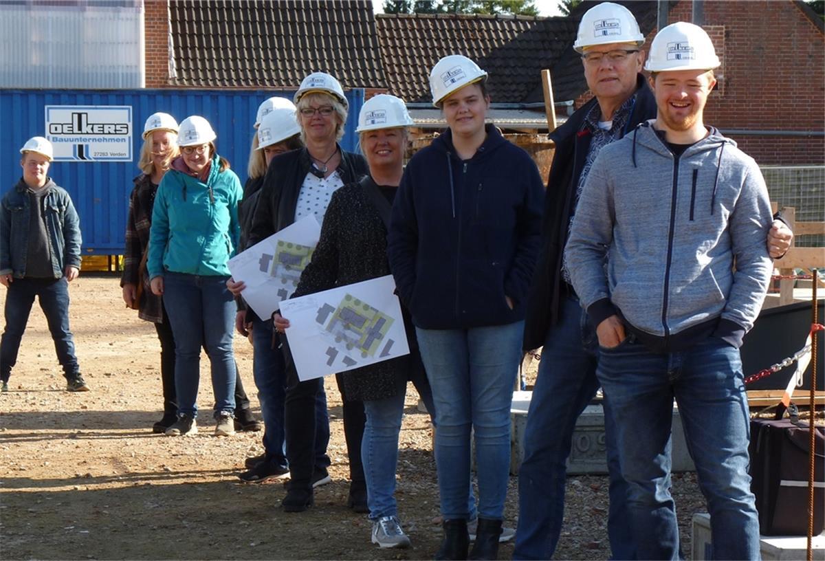 Auf der Baustelle in Zeven: Libertas-Vorsitzender Hermann Kruse und Sohn Julian (vorne rechts) freuen sich ebenso wie ihre Mitstreiter vom Elternverein und den Rotenburger Werken auf das Wohnprojekt für Menschen mit und ohne Behinderung am Herrenbrümmer. 