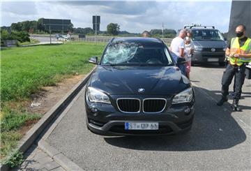 Auf der Beifahrerseite ist die Windschutzscheibe nach dem Unfall eingedrückt und geborsten.