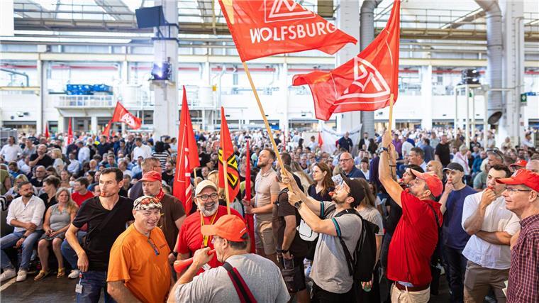 VW-Betriebsrat nennt „rote Linien“ für Sparkurs Auf der Betriebsversammlung protestieren VW_Beschäftgigten gegen die SPrpläne des Konzerns.