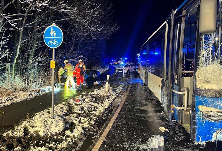 Auf der Braker Straße in Rodenkirchen-Alse kollidierte ein Pkw mit einem Linienbus. Der 18-jährige Beifahrer des Unfallwagens starb noch an der Unfallstelle an seinen schweren Verletzungen.
