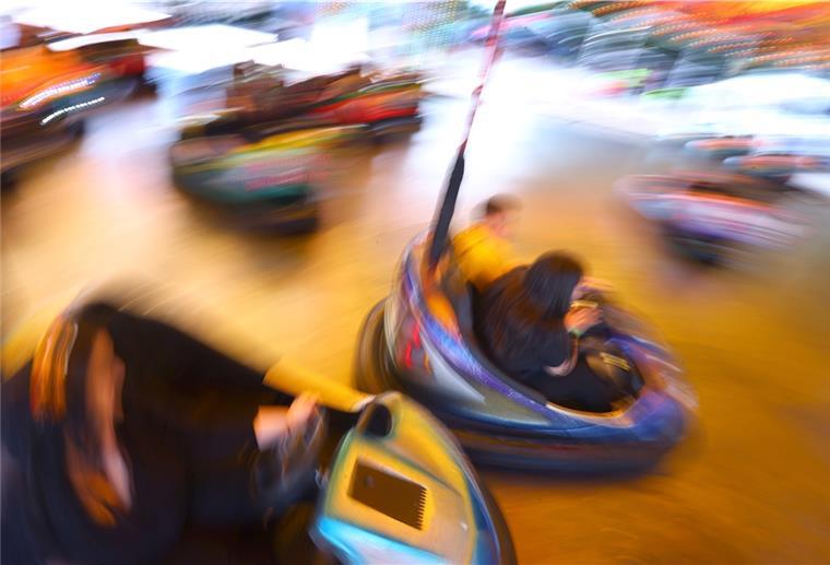 Messerattacke auf der Osterwiese nach Kollision im Autoscooter Jugendliche im Autoscooter