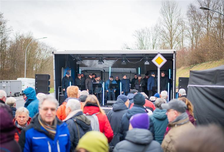 Ein Spaziergang durch den Hafentunnel: Die schönsten Bilder von der Eröffnung Auf der Bühne der Hafentunneleinfahrt stimmte der Shantychor Dorum maritimes Liedgut am Sonntagvormittag an.