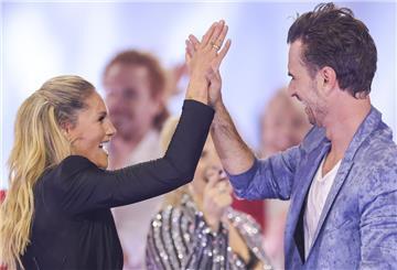  Moderator Florian Silbereisen (rechts) klatscht mit Helene Fischer  ab.
