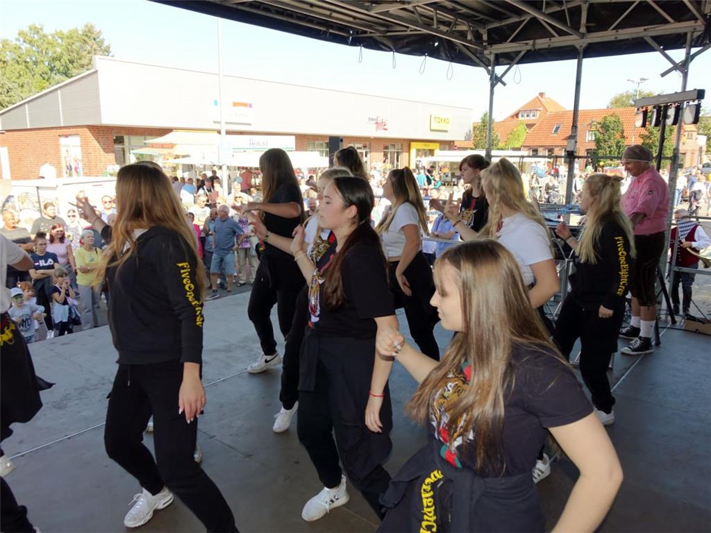 Auf der Bühne wurde getanzt. Hip Hop vom Allerfeinsten zeigte die ,,Five One Eig...