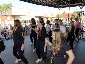 Auf der Bühne wurde getanzt. Hip Hop vom Allerfeinsten zeigte die ,,Five One Eig...