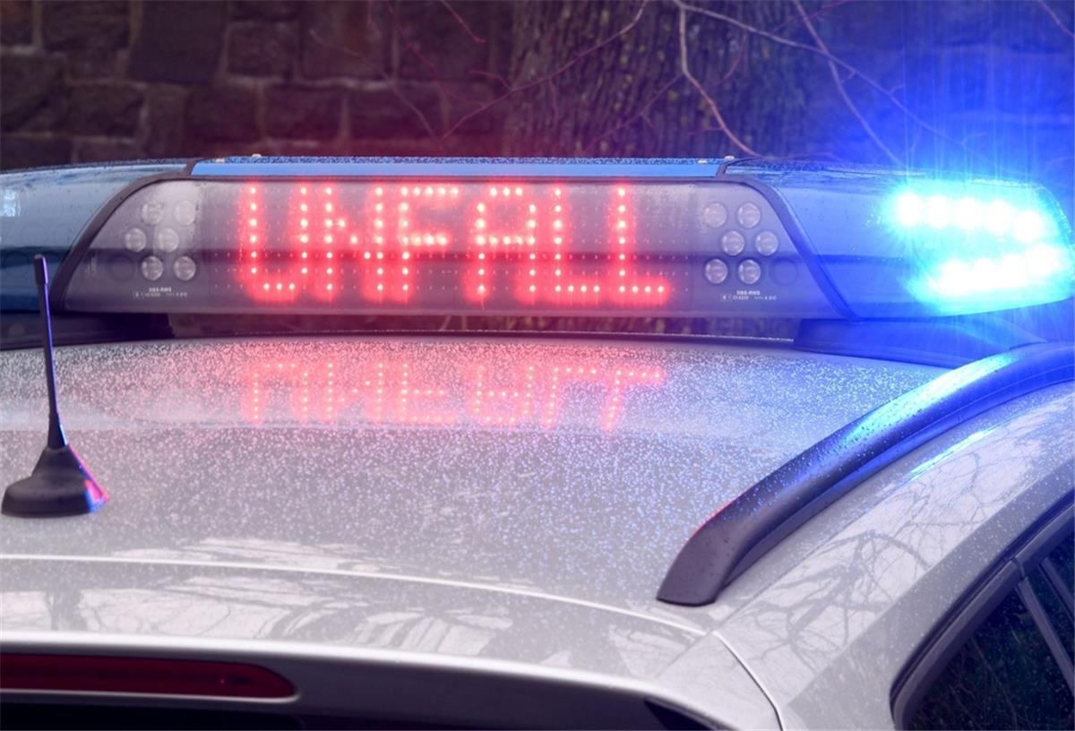 Zwei Autos stoßen zusammen: Fünf Personen verletzt Die Leuchtschrift «Unfall» auf dem Dach eines Polizeiwagens.