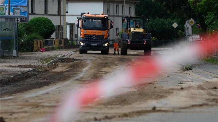 Auf der Bundesstraße 80 laufen nach dem Erdrutsch die Aufräumarbeiten. 